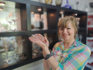 Na tvorbě zastávky se podílela i sklářka Jana Pudilová.