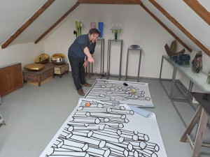 Do Křišťálového údolí cestující lákají nové skleněné autobusové zastávky