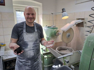 Do Křišťálového údolí cestující lákají nové skleněné autobusové zastávky