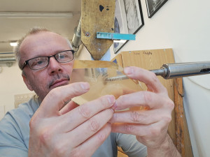 Do Křišťálového údolí cestující lákají nové skleněné autobusové zastávky