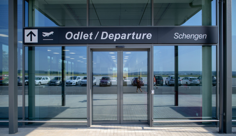 Kácení lesa nemá vliv na letošní zahájení provozu, tvrdí letiště