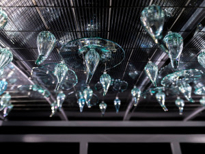 Světový unikát v Kamenickém Šenově. Město se chlubí dalšími skleněnými zastávkami