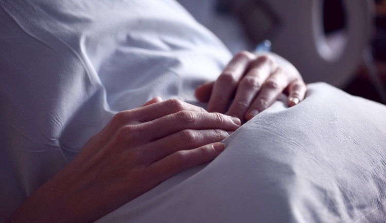 Žena okrádala pacienty v několika nemocnicích, brala peníze i karty