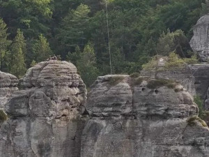 Muž při boulderingu v Sedmihorkách spadl ze šestimetrové výšky. Letěl pro něj vrtulník