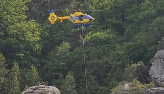 Muž při boulderingu v Sedmihorkách spadl ze šestimetrové výšky. Letěl pro něj vrtulník