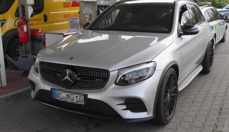 Ukradené vozidla na benzince v Chrastavě.