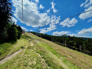 Skiareál Ještěd vyzývá návštěvníky bikeparku k užívání oficiálních tras