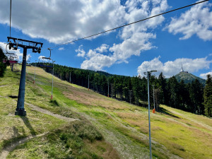 Skiareál Ještěd vyzývá návštěvníky bikeparku k užívání oficiálních tras