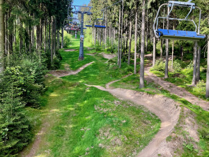Skiareál Ještěd vyzývá návštěvníky bikeparku k užívání oficiálních tras