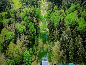 Skiareál Ještěd vyzývá návštěvníky bikeparku k užívání oficiálních tras