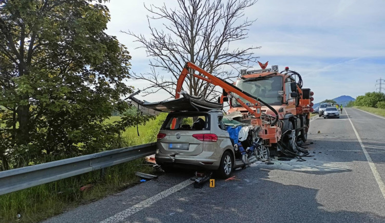 U Jablonného zemřel řidič osobního auta po střetu s vozidlem údržby