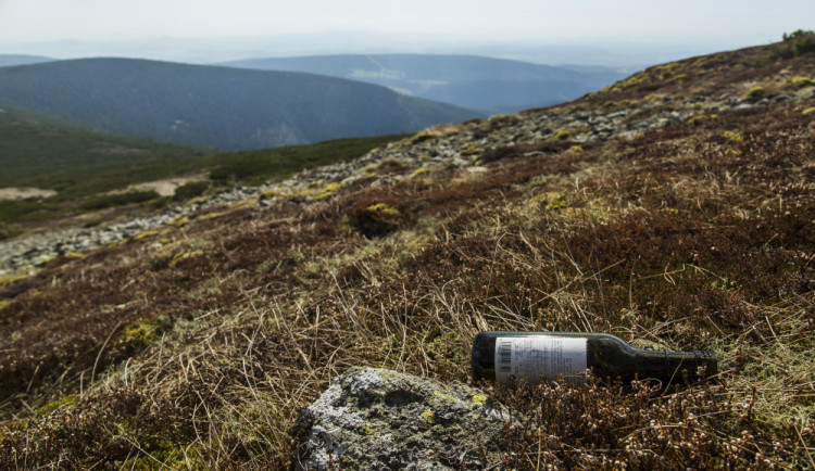 Dobrovolníci budou o víkendu opět zbavovat Krkonoše odpadků po turistech