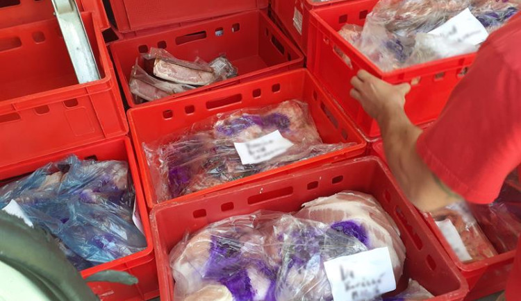 Cizinec vezl ve špinavé dodávce bez chlazení přes 600 kilogramů mléčných výrobků