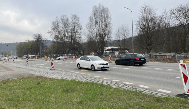 Po rozkopané části Brna vyjela okružní linka, aby se lidé vykoupali na plovárně