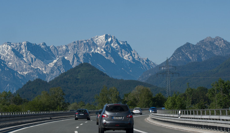 Poplatky za dálnice zdražily ve dvou sousedních státech