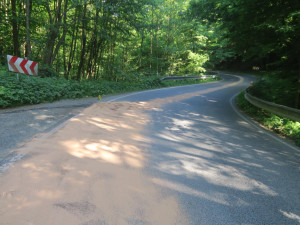 Za nehodu motorky mohl olej. Kdo jím silnici znečistil, zjišťuje policie