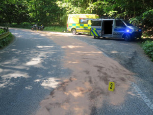 Za nehodu motorky mohl olej. Kdo jím silnici znečistil, zjišťuje policie