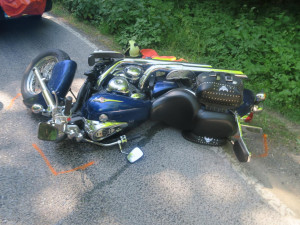 Za nehodu motorky mohl olej. Kdo jím silnici znečistil, zjišťuje policie