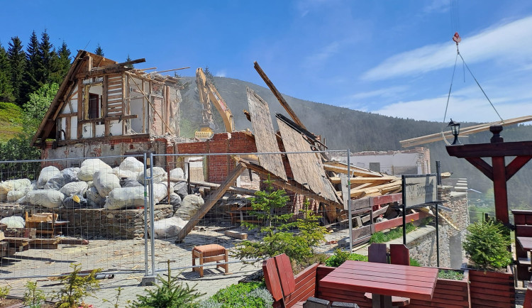 Bouda na Dvoračkách už je minulostí.