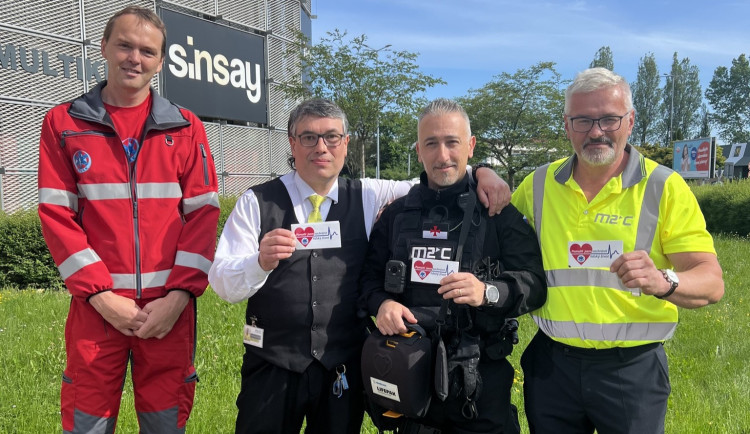 Pracovníci ochrany, kteří pomohli zachránit život zákazníkovi.