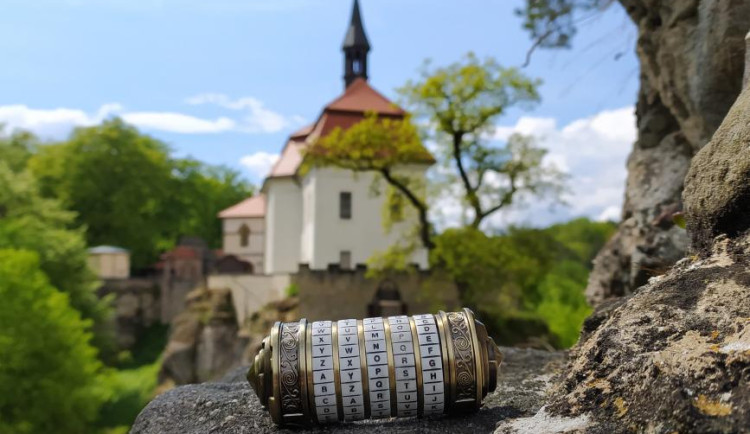 Na Valdštejně můžete hrát hru Kryptex.