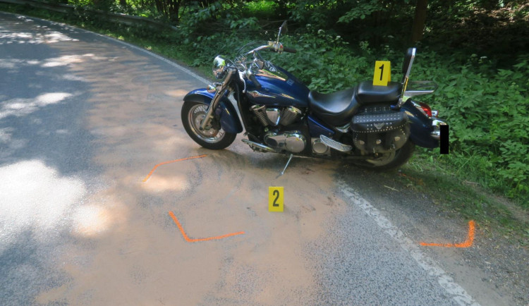 Místo nehody motorky na olejové skvrně.