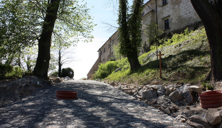 Hlavní přístupová cesta na hrad Grabštejn zůstává uzavřená, dokdy není jasné