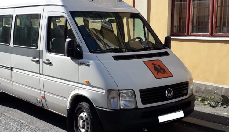 Muž v Liberci přežil pád z dvanácti metrů. Zachránil ho dopad na dodávku