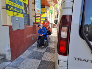Nebezpečné díry, nesjízdná místa. Vyjeli jsme s vozíčkářem do centra