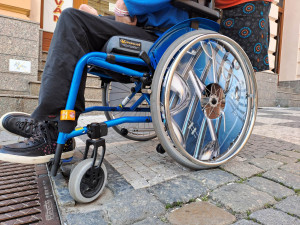 Nebezpečné díry, nesjízdná místa. Vyjeli jsme s vozíčkářem do centra