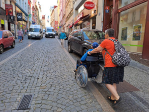 Nebezpečné díry, nesjízdná místa. Vyjeli jsme s vozíčkářem do centra