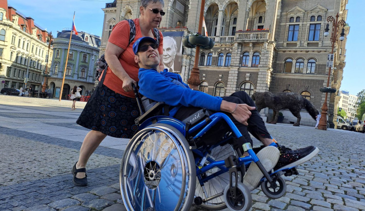 Benešovo náměstí nemají vozíčkáři příliš v lásce. Různé druhy kostek jsou překážkami.