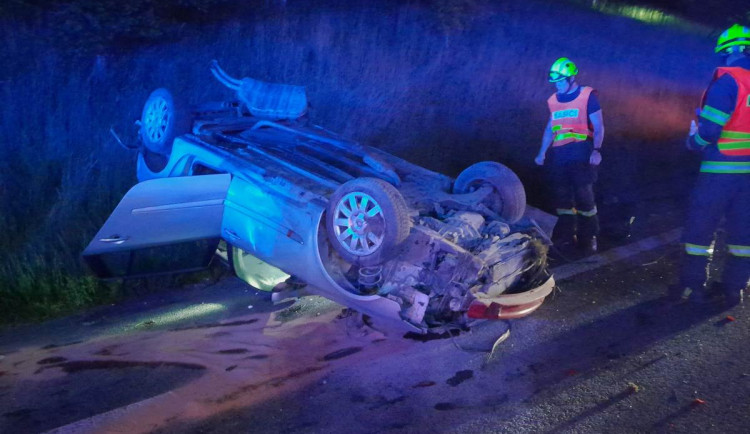 Detaily tragické nehody na příjezdu do Liberce. Řidič nebyl připoutaný, z auta vypadl