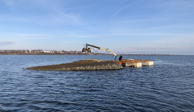 Jihočeští vědci vytvořili na Moravě ostrov z bahna