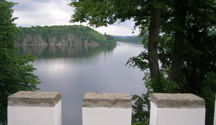 Špatná kvalita vody u Podolska na Orlíku, varují jihočeští hygienici