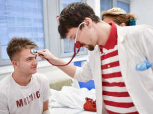 „Nikdy před tím jsem nedělal práci, u které bych byl tak silně vnitřně přesvědčený, že dává smysl,“ říká Zdravotní klaun Jakub Šafránek