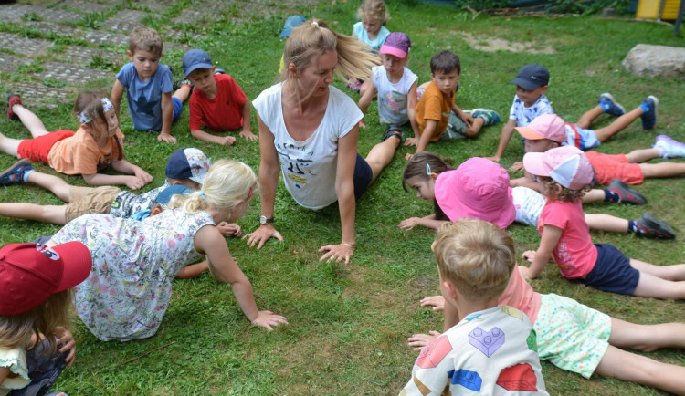 Kamila Nemeš Bobková při aktivitách s dětmi.