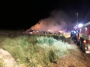 Požár stohu balíku ve Višňové zaměstnal uprostřed noci hasiče