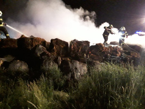 Požár stohu balíku ve Višňové zaměstnal uprostřed noci hasiče