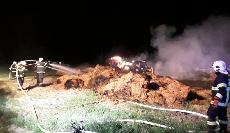 Požár stohu ve Višňové.