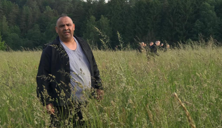 Odsouzení pomáhali vyhánět srny z luk, aby je uchránili před sekačkami.