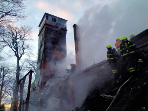 Turisté a dobrovolníci budou opravovat vyhořelou rozhlednu na Vlčí hoře
