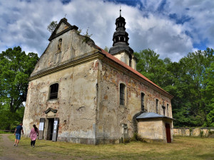 Kostel a okolní areál v Žibřidicích obec a dobrovolníci probouzí k životu