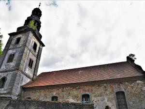 Kostel a okolní areál v Žibřidicích obec a dobrovolníci probouzí k životu