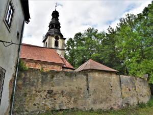 Kostel a okolní areál v Žibřidicích obec a dobrovolníci probouzí k životu
