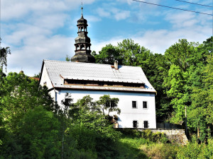Kostel a okolní areál v Žibřidicích obec a dobrovolníci probouzí k životu
