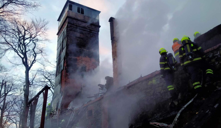 Požár rozhledny Vlčí hora u Krásné Lípy.