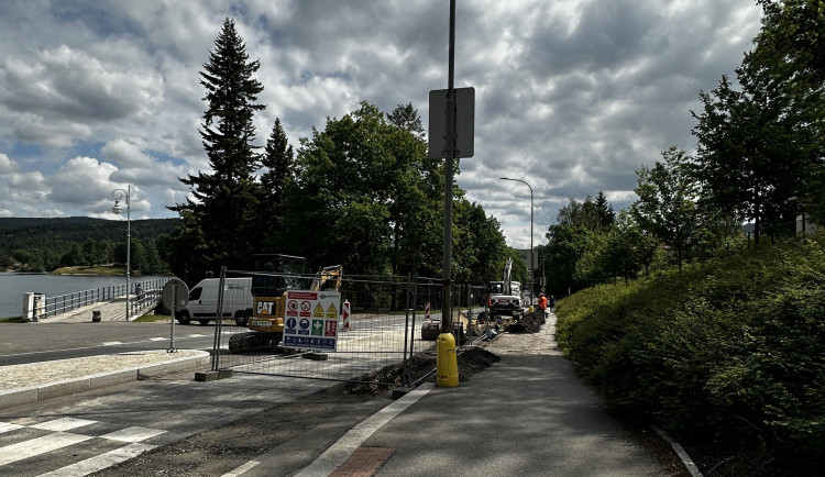 V Jablonci kolabuje doprava kvůli havárii. Průjezd městem je složitý