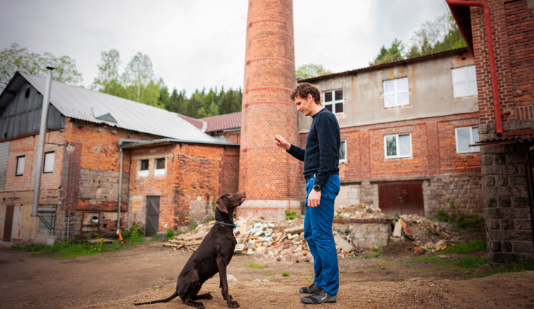 Šimon Cipro v areálu bývalého sklárny ve Smržovce.