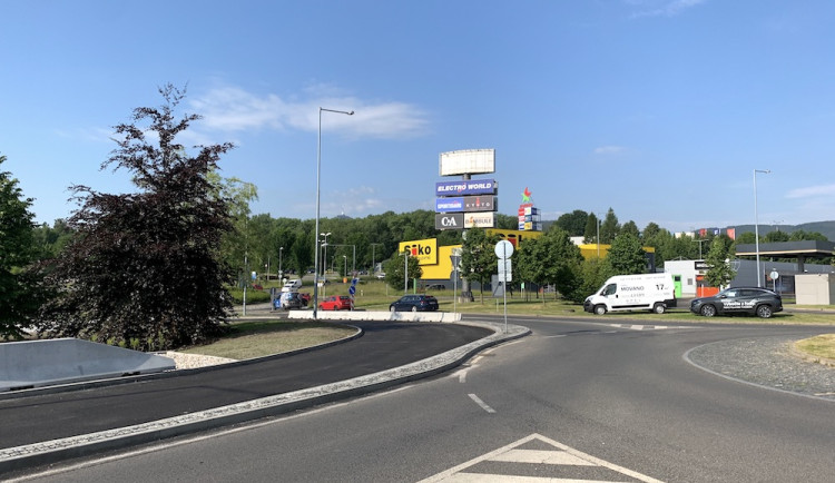 Dopravní napojení ke Globusu v Liberci by měl zlepšit nový jízdní pruh. Hotový má být ještě v červnu